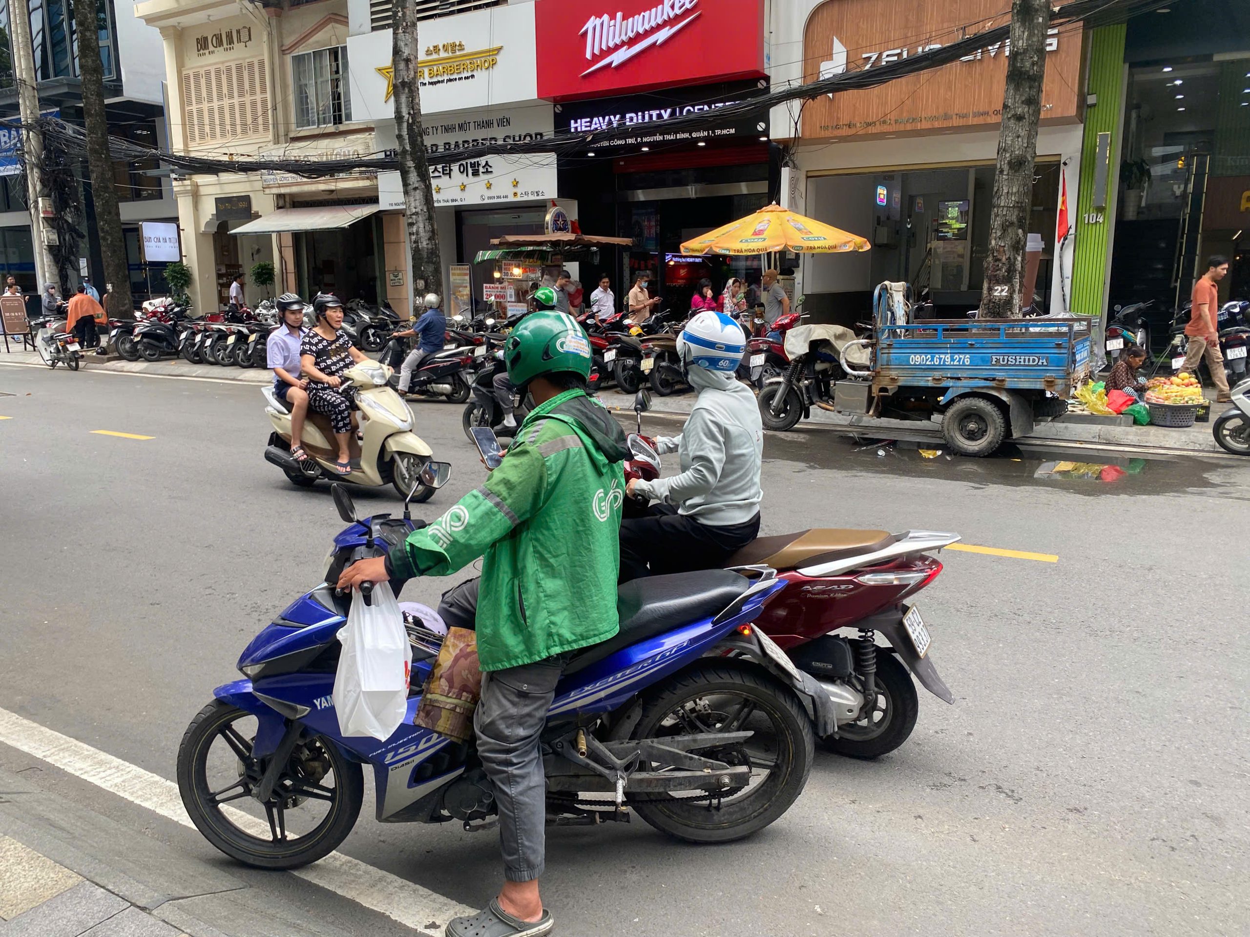 「バイク天国」ベトナムで見かける 行きずりで呼びかけ合う声