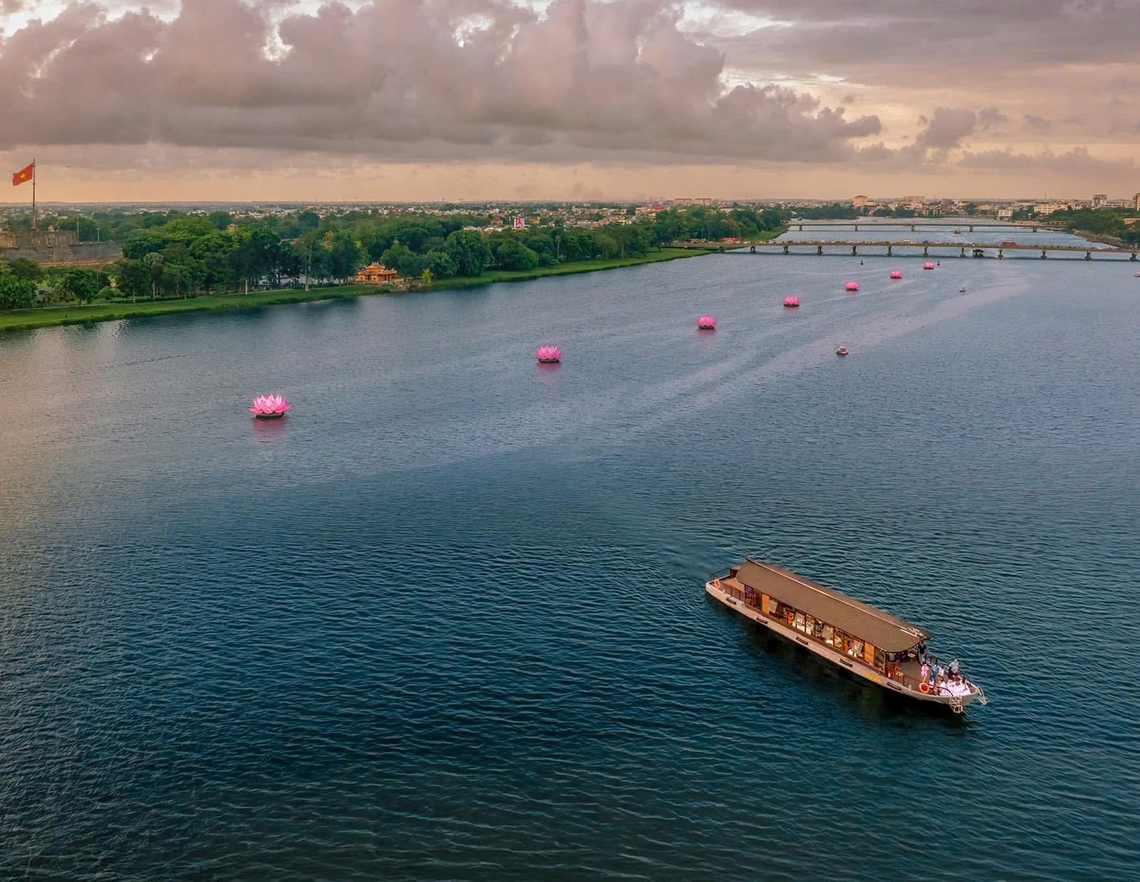 クルーズ船で鑑賞するアオザイショーとフエ民謡「ムーンリバークルーズ／Moon River Cruises」