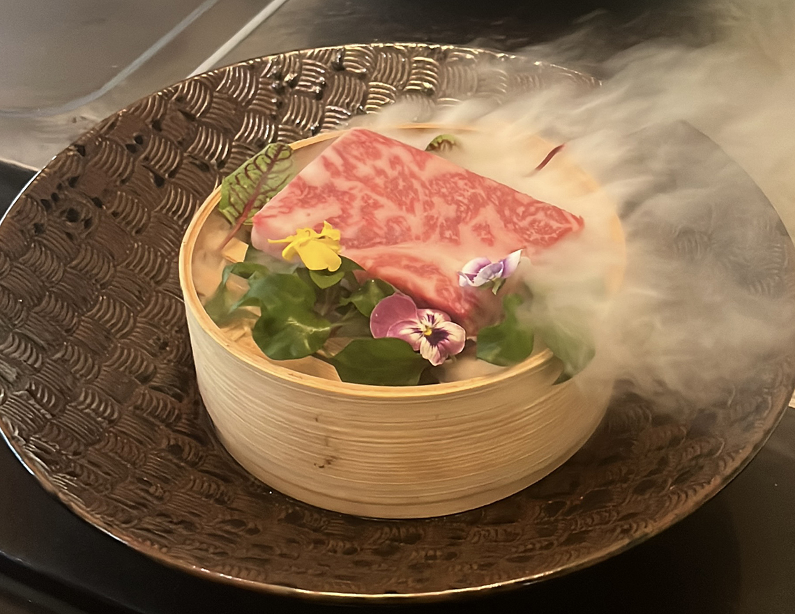 音・香り・技が織りなす「五感」 目の前で味わう本格鉄板焼き「神戸鉄板焼き／Kobe Teppanyaki」