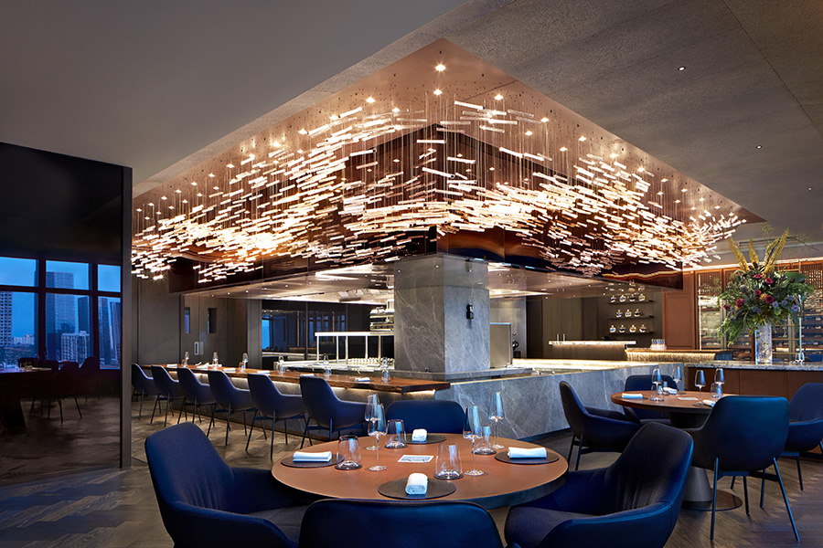 ファインダイニング「アクナ」で 味わう、芸術的な料理