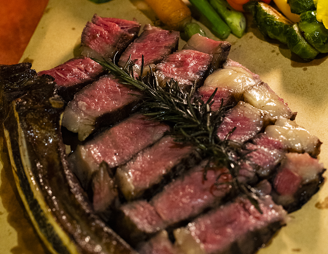 炭火で香る厚切り肉を堪能 気取らず通える実力派ステーキハウス「エル・トロ」