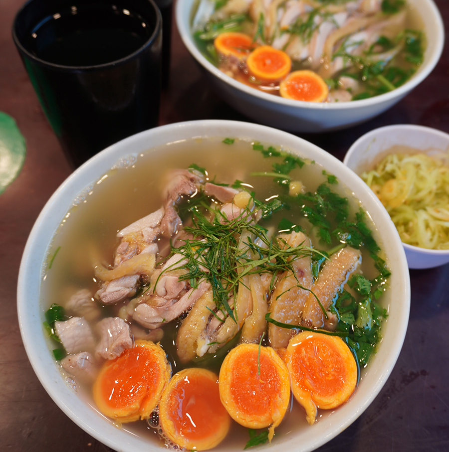 モン族の米で作る濃厚鶏フォー 春の花冷えを、そっと温める一杯「フォーアーチャー／Pho A Tra」