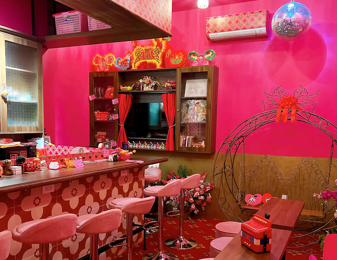 ブランコもある!?　 派手アートなスナックバー「スナックなみ／Art Bar Nammy」