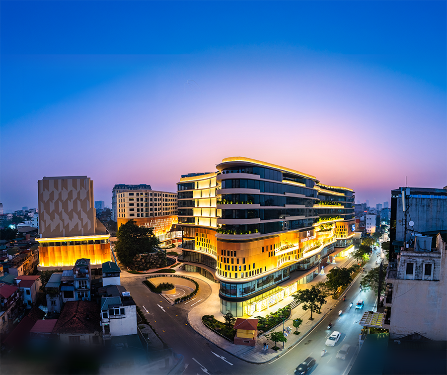 ガジュマルの古木が根付くモール「ハノイセンター／Hanoi Centre」