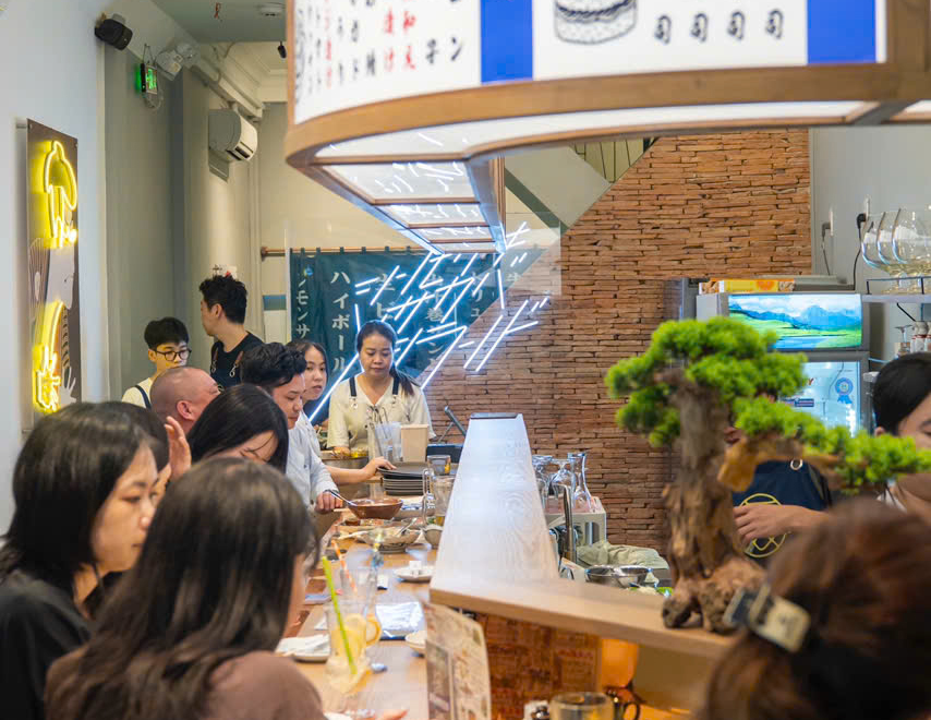 ネオン×アートで演出された空間「新世紀酒場メシランド／Meshi-Land Neo Izakaya」