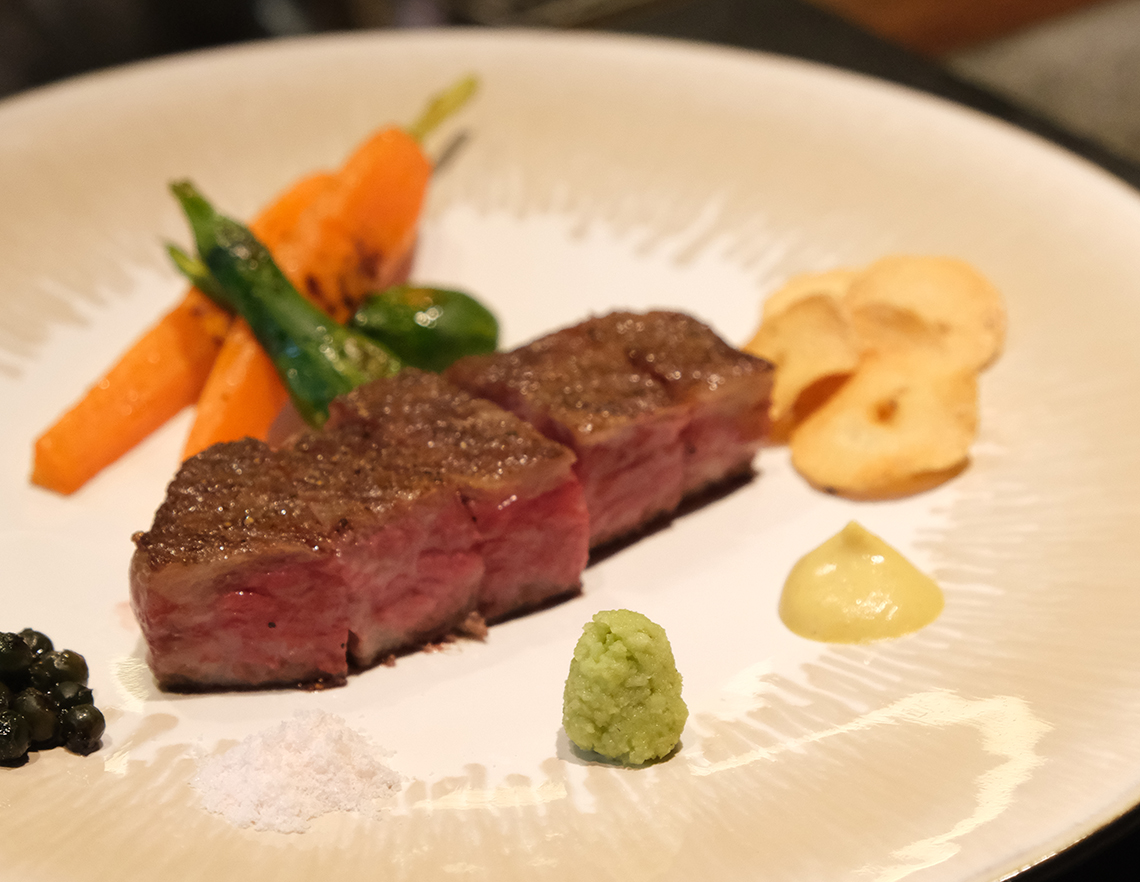 1階は鉄板焼き、2階はおまかせ寿司「ロール＆鉄板いねや／Roll & Teppan Ineya」