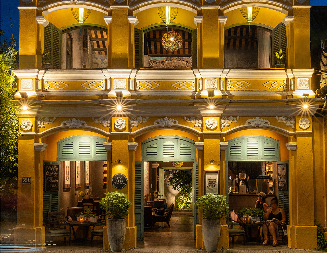 古いヴィラのダイニングでワイン＆ビール半額「ザ・ヒルステーション／The Hill Station」