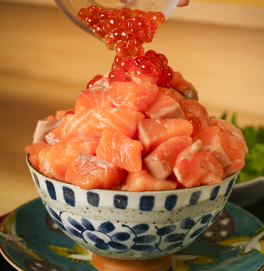 石巻産イクラの濃厚な旨味！ ぜいたく盛りの海鮮丼、新登場「寿司と焼き鳥大地ハノイ店／Sushi & Yakitori Daichi Hanoi」