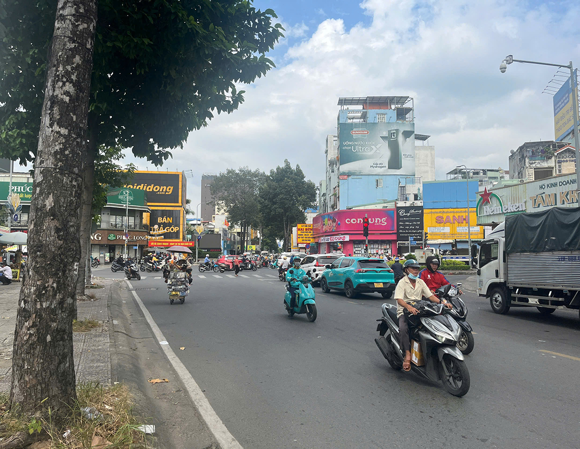大通りからつながる地域密着の「トーヒエンタイン （To Hien Thanh）通り」