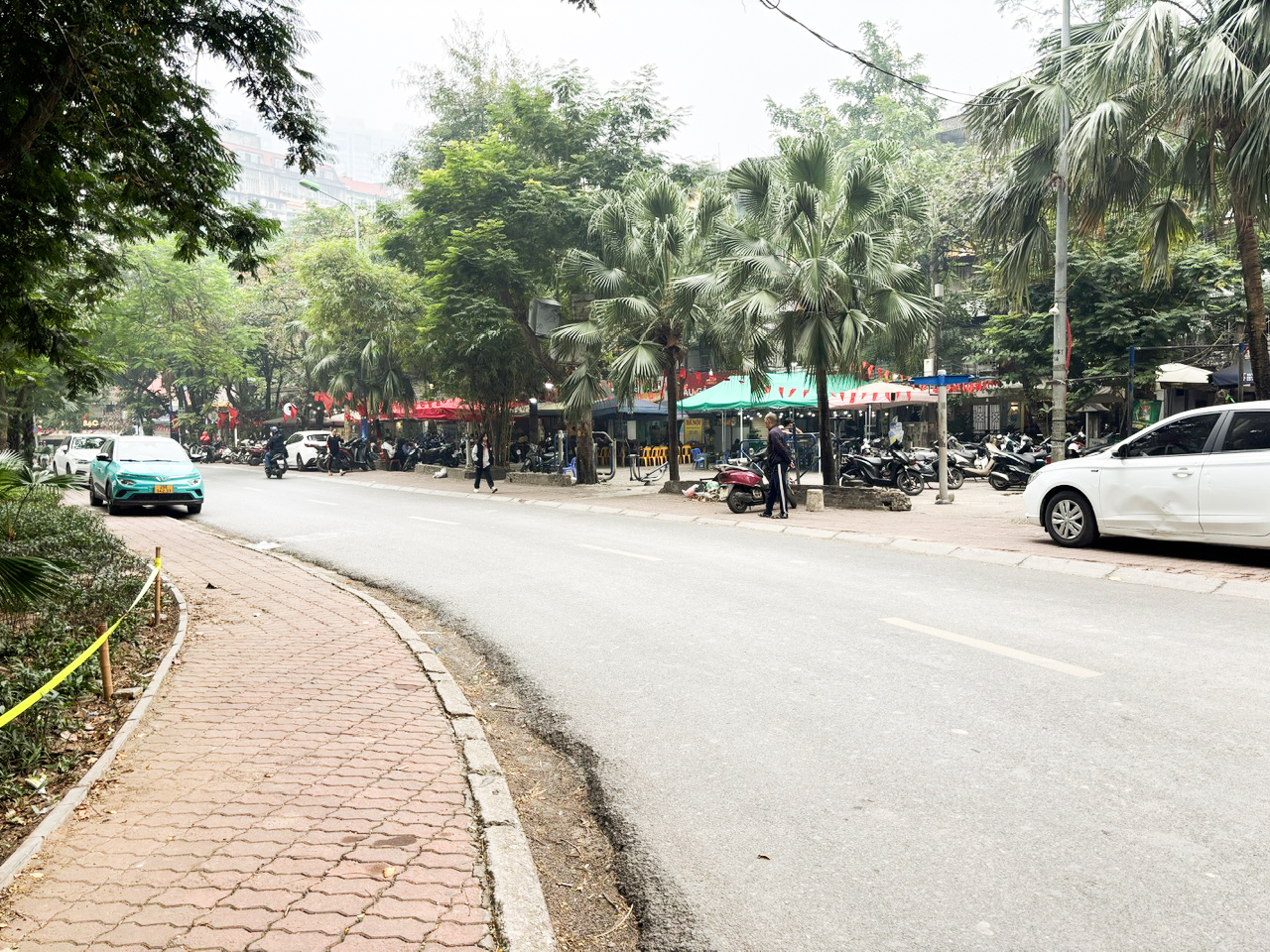 ザンボー湖の東半分を囲むような<br>チャンフイリウ（Tran Huy Lieu）通り