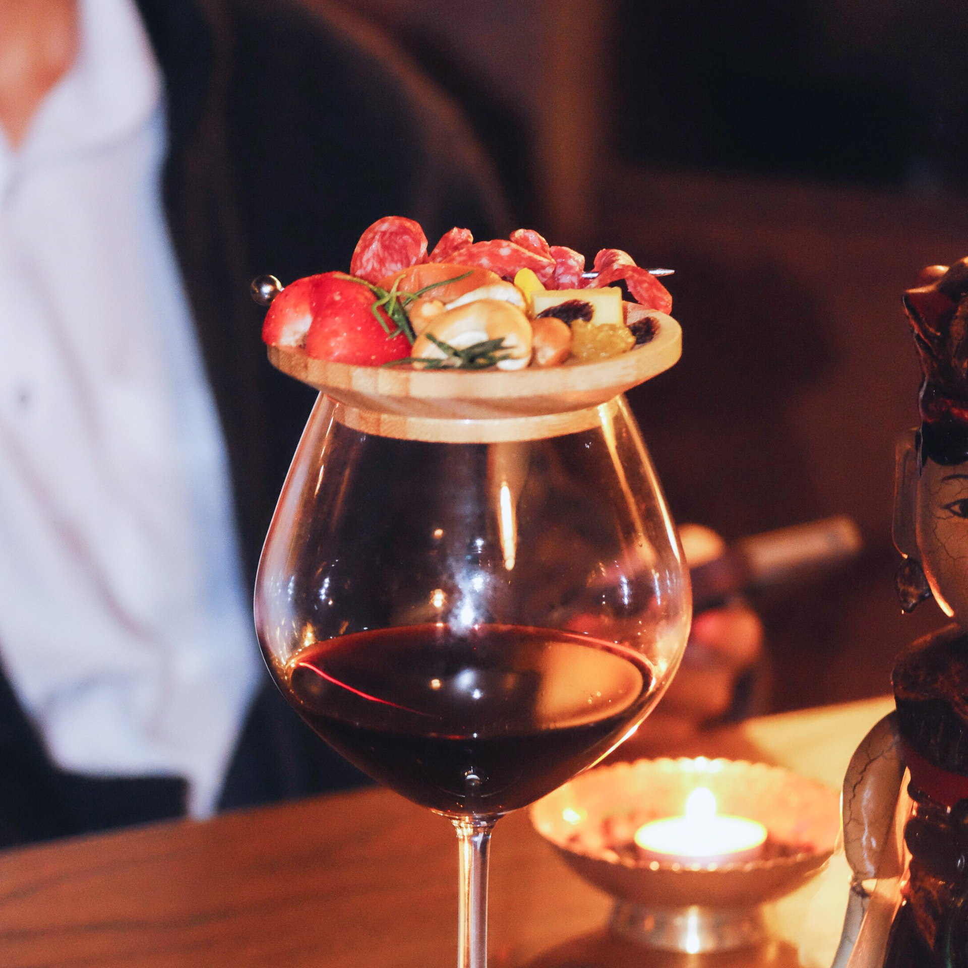 カフェ「チッタアートスペース」で 18時からワインが10％割引