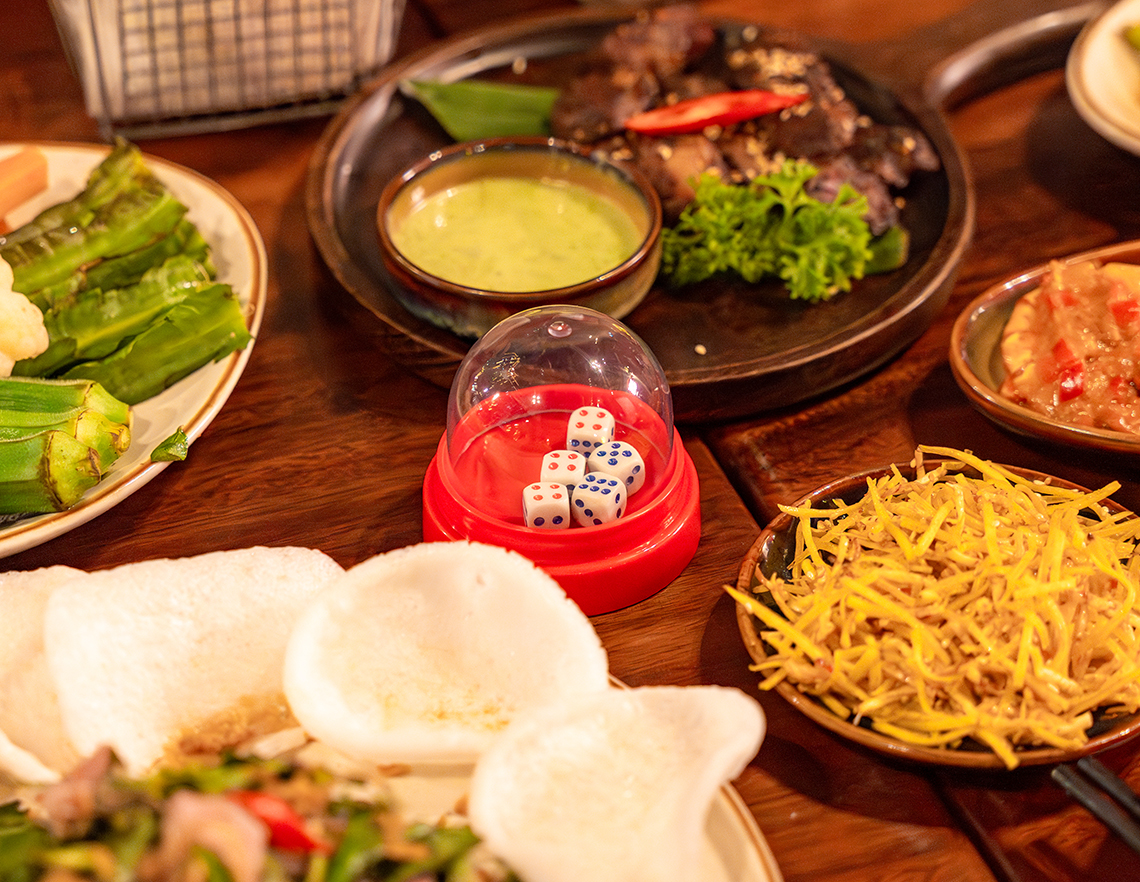 食べて遊べる新しいスタイルのレストラン「ニャーハンスックサック／Nha Hang Xuc Xac」