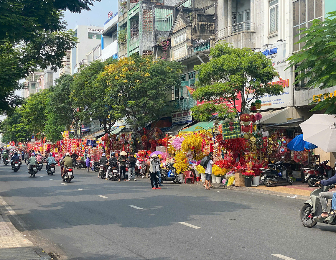 テトの時期には活気あふれる「ハイトゥオンランオン （Hai Thuong Lan Ong）通り」