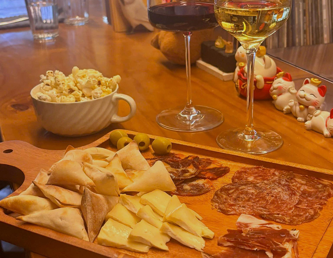 ワインと料理を気取らずに楽しむ レコード音楽に包まれる温もりあふれる空間「モウウィーワインスペース／MOWE Wine Space」