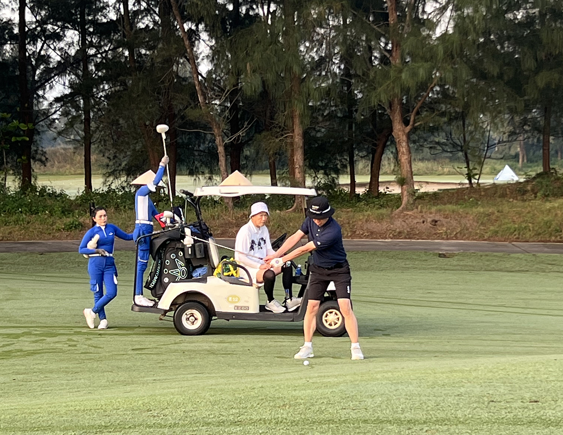 日本とベトナムのゴルフ場の違い 専属キャディと二人三脚でスコアアップ!?