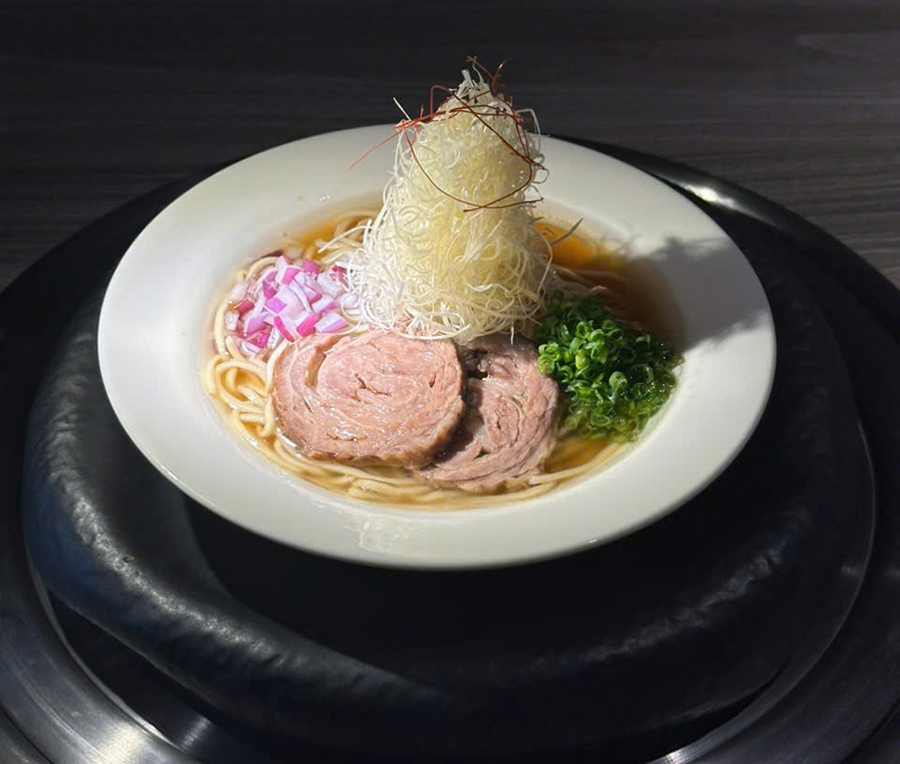 ロイヤルグループの新業態はあっさり牛骨ラーメン「拉麺いねや／Ramen Ineya」