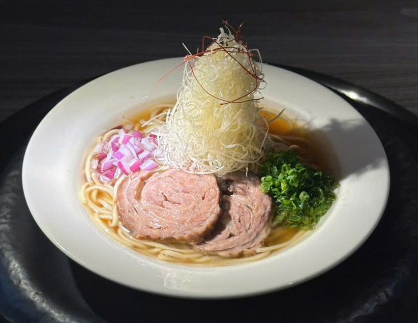 ロイヤルグループの新業態はあっさり牛骨ラーメン「拉麺いねや／Ramen Ineya」