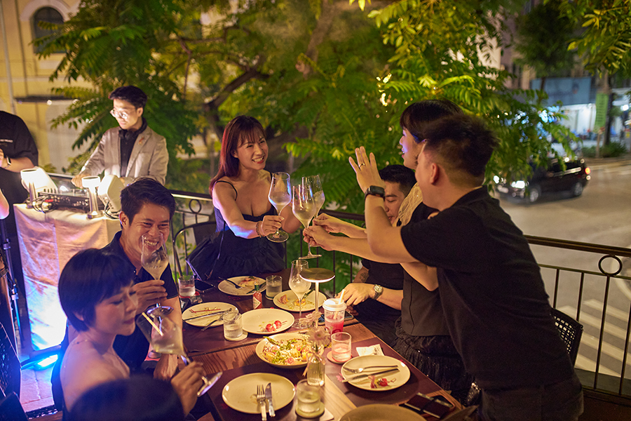 テラスパーティーもできるワインバー「ジ・アッパージュイン／The Upper Juine 」