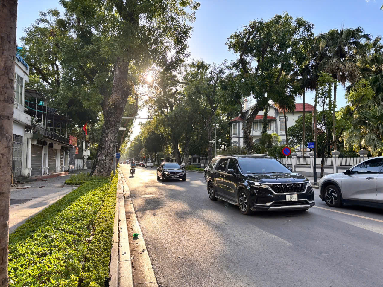 大使館や政府機関が建ち並ぶ<br>  レーホンフォン（Le Hong Phong）通り Ba Dinh Ward, Hanoi