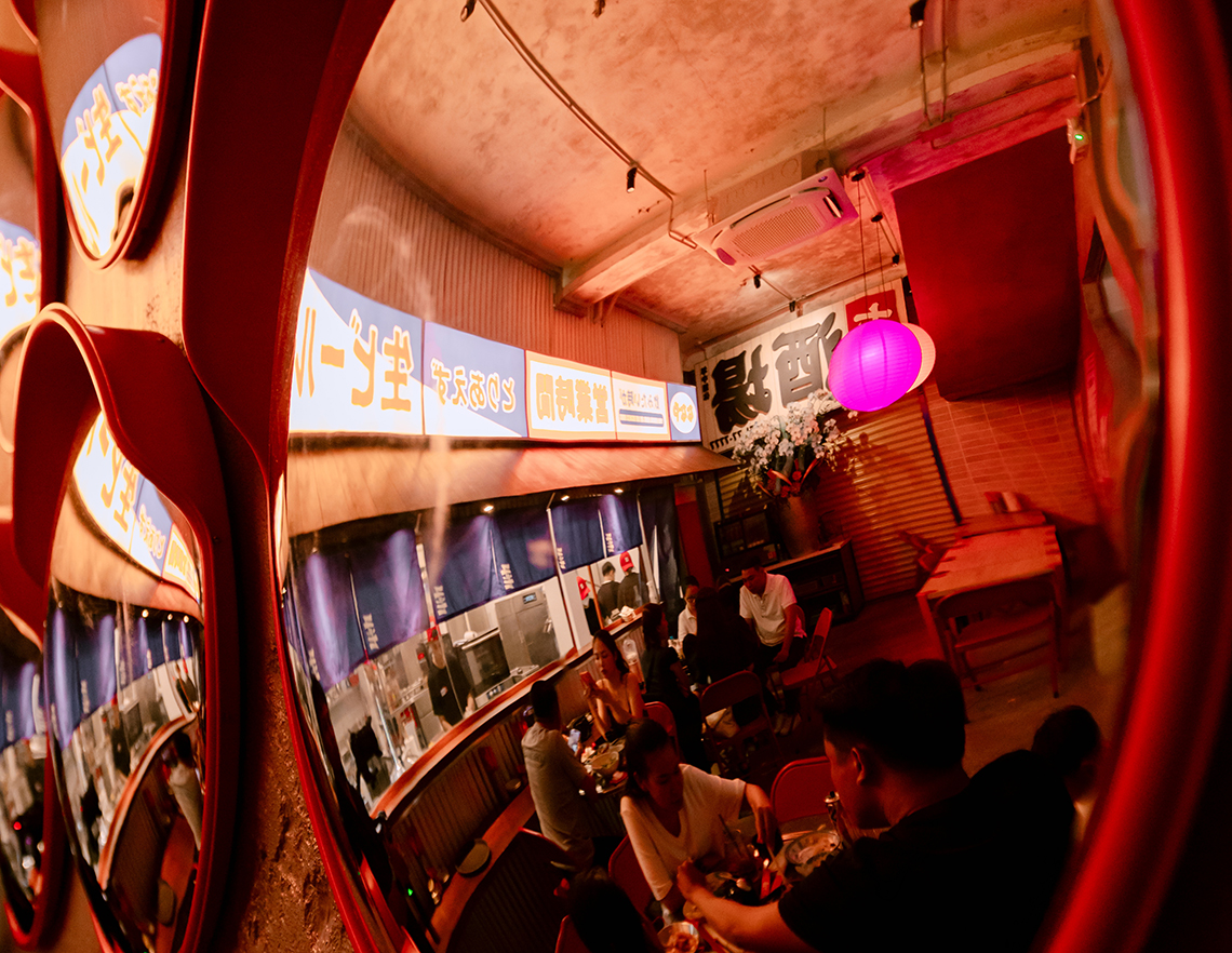 モダンとレトロが融合した居酒屋「ナナヤ居酒屋／Nanaya Izakaya」